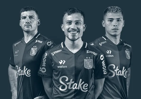 Tarjeta deportiva vinculada a fútbol con estilo de club y competencia.